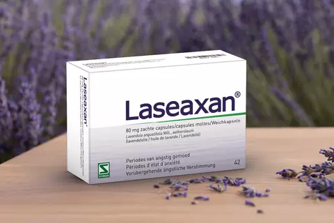 Packshot van Laseaxan met lavendel op de achtergrond